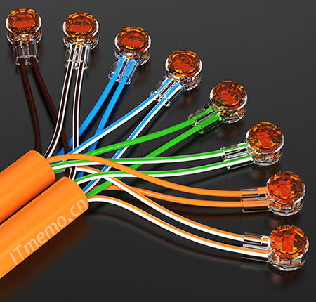 使用电话线接线端子将相同颜色的网线压制连接在一起，比较美观